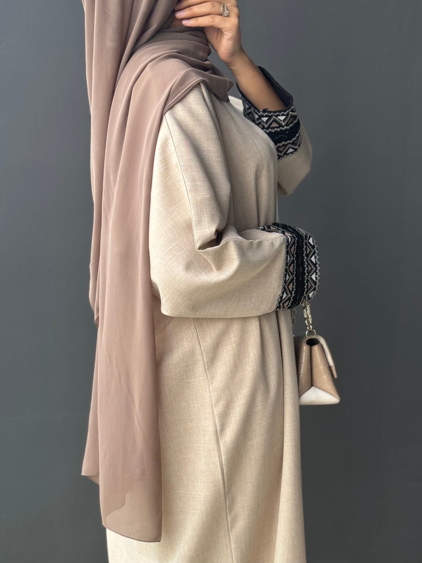 ABAYA Linen brodée & perlée