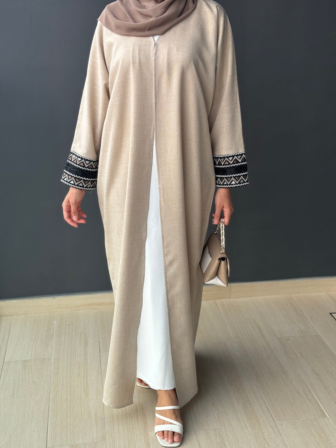 ABAYA Linen brodée & perlée