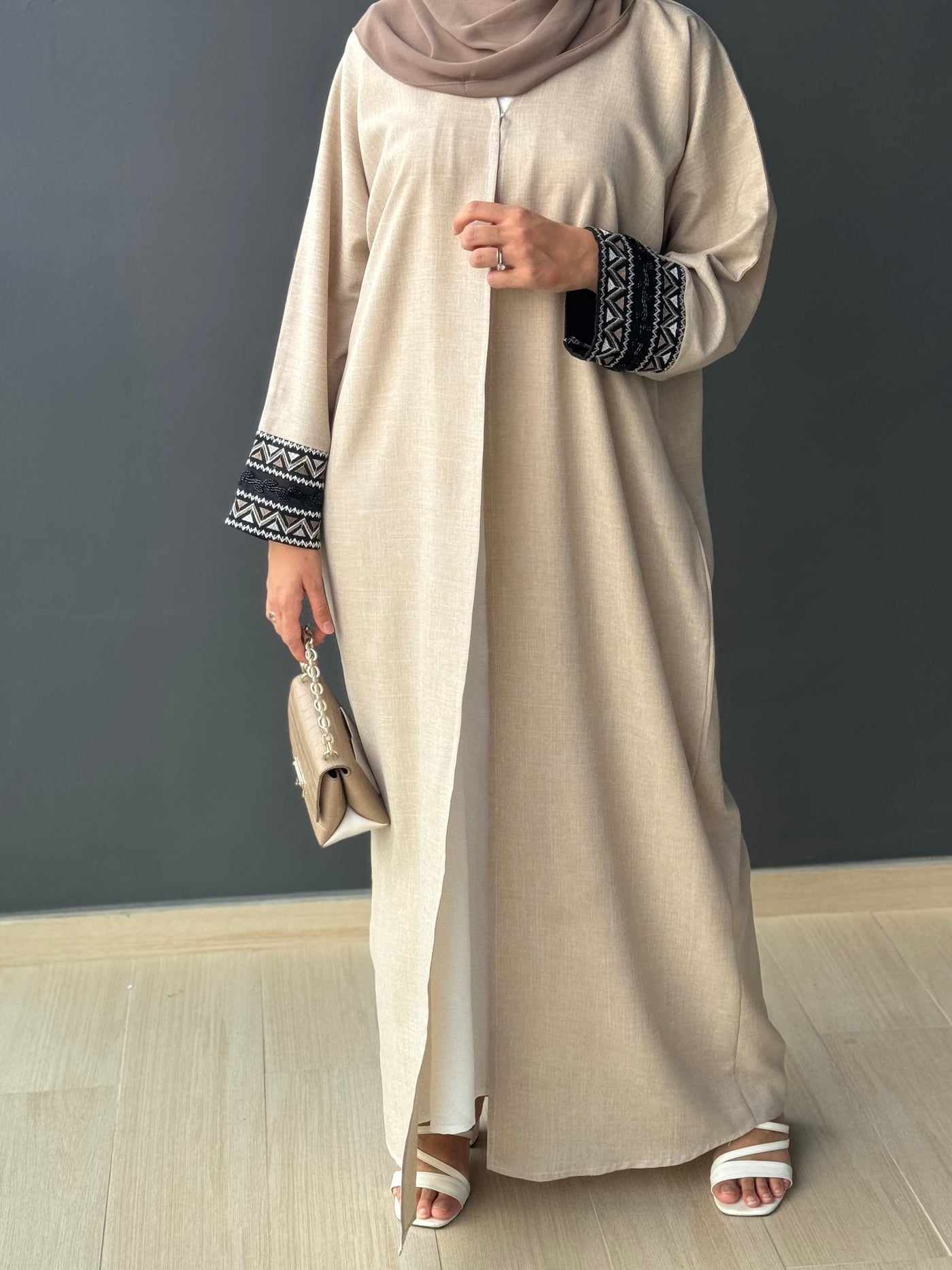 ABAYA Linen brodée & perlée